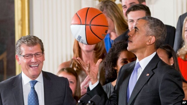 El presidente Obama destacó especialmente el trabajo de las Huskies en la comunidad de Hartford.