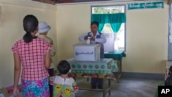 ရန်ကုန်စည်ပင်သာယာရွေးကောက်ပွဲ မဲပေးစဉ်။ 