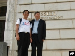 麦海华与李卓人与参议院罗素大楼(Russell Building)外合照