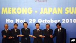 From left to right: Myanmar's Prime Minister Thein Sein, Thai Prime Minister Abhisit Vejjajiva, Japanese Prime Minister Naoto Kan, Vietnamese Prime Minister Nguyen Tan Dung, Cambodian Prime Minister Hun Sen, Laos' Prime Minister Bouasone Buphavanh. 