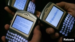 Blackberry devices are used in Los Angeles on March 3, 2006. (REUTERS/Mario Anzuoni)