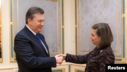 Le président ukrainien et Mme Victoria Nuland à Kiev le 6 février 2014