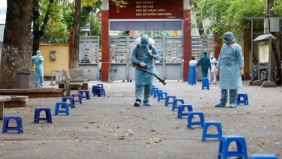 Ảnh tư liệu - Nhân viên Y tế phun độc khử trùng khu xét nghiệm Covid-19 ở Hà Nội trong đợt bùng phát đầu năm 2020