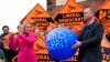 Ligjvënësja e sapozgjedhur liberal-demokrate Helen Morgan, shpon tullumbacen simbolike në Shropshire, Angli (17 dhjetor 2021)