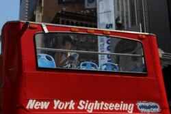 Bus wisata di kota New York sepi pelanggan akibat sedikitnya wisatawan di kota New York (foto: ilustrasi).