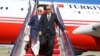 رجب طیب اردوغان رئیس جمهوری ترکیه و همسرش در حال خروج از هواپیما پس از ورود به واشنگتن پایتخت ایالات متحده آمریکا - بهار ۲۰۱۷