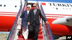 رجب طیب اردوغان رئیس جمهوری ترکیه و همسرش در حال خروج از هواپیما پس از ورود به واشنگتن پایتخت ایالات متحده آمریکا - بهار ۲۰۱۷