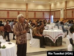 Dewan Pertimbangan Apindo Cimahi Samsoel Maarif mengeluhkan perbedaan standar IPAL yang ada di lapangan dalam evaluasi satu tahun "Citarum Harum" di Bandung (15/1/2019) siang (foto: VOA/Rio Tuasikal)