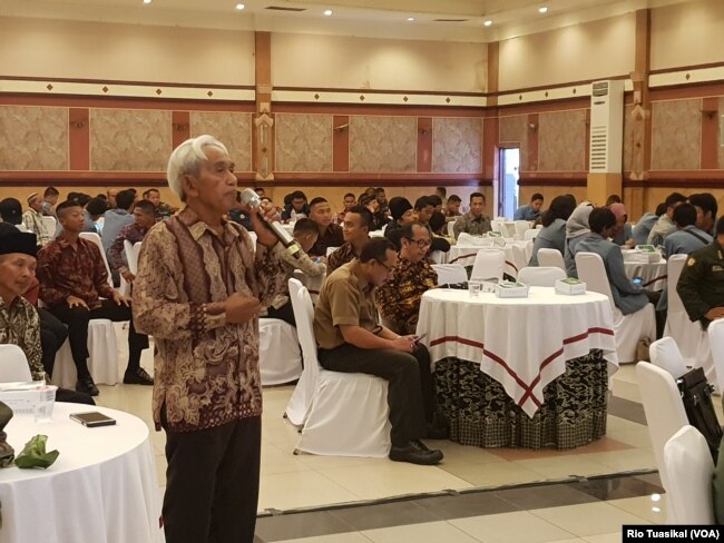 Dewan Pertimbangan Apindo Cimahi Samsoel Maarif mengeluhkan perbedaan standar IPAL yang ada di lapangan dalam evaluasi satu tahun "Citarum Harum" di Bandung (15/1/2019) siang (foto: VOA/Rio Tuasikal)