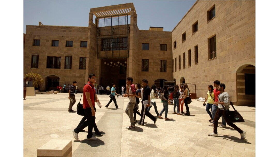 Para mahasiswa di Universitas Amerika di Kairo di New Cairo, Mesir. Universitas yang didirikan pada tahun 1919 oleh seorang misionaris Amerika. (Foto: AP/Maya Alleruzzo)