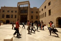 Para mahasiswa di Universitas Amerika di Kairo di New Cairo, Mesir. Universitas yang didirikan pada tahun 1919 oleh seorang misionaris Amerika. (Foto: AP/Maya Alleruzzo)