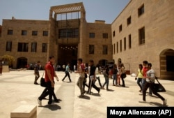 Para mahasiswa di Universitas Amerika di Kairo di New Cairo, Mesir. Universitas yang didirikan pada tahun 1919 oleh seorang misionaris Amerika. (Foto: AP/Maya Alleruzzo)