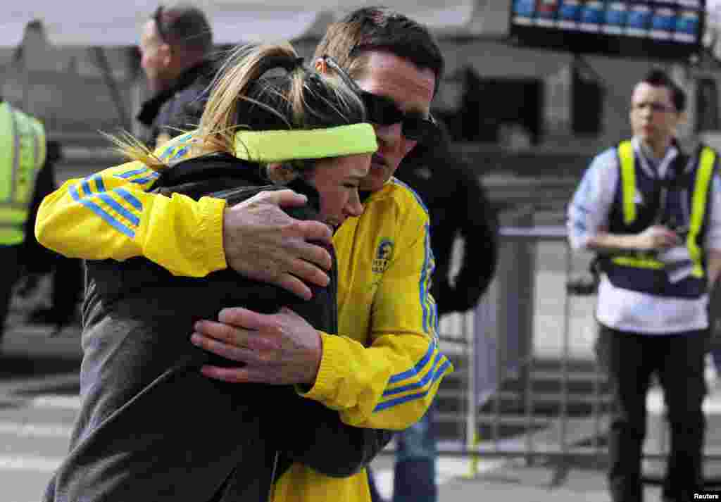 Seorang pria menenangkan seorang perempuan dekat tenda perawatan yang didirikan menyusul ledakan saat berlangsungnya Marathon Boston ke-117 di Boston, Massachusetts (15/4).