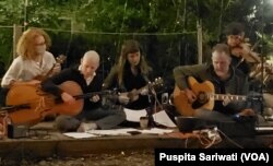 Grup musik keroncong Rumput ketika tampil dalam suatu acara. Tampak Andy McGraw (kedua dari kiri) dan Hannah Standiford (ketiga dari kiri) memainkan alat musiknya masing masing. (Foto: VOA/Puspita Sariwati)