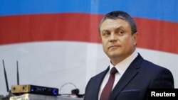 Діючий голова самопроголошеної сепаратистської "Луганської народної республіки" Леонід Пасічник стоїть на сцені під час його передвиборної промови перед майбутнім голосуванням за нового лідера в Луганську, 8 листопада 2018 року.