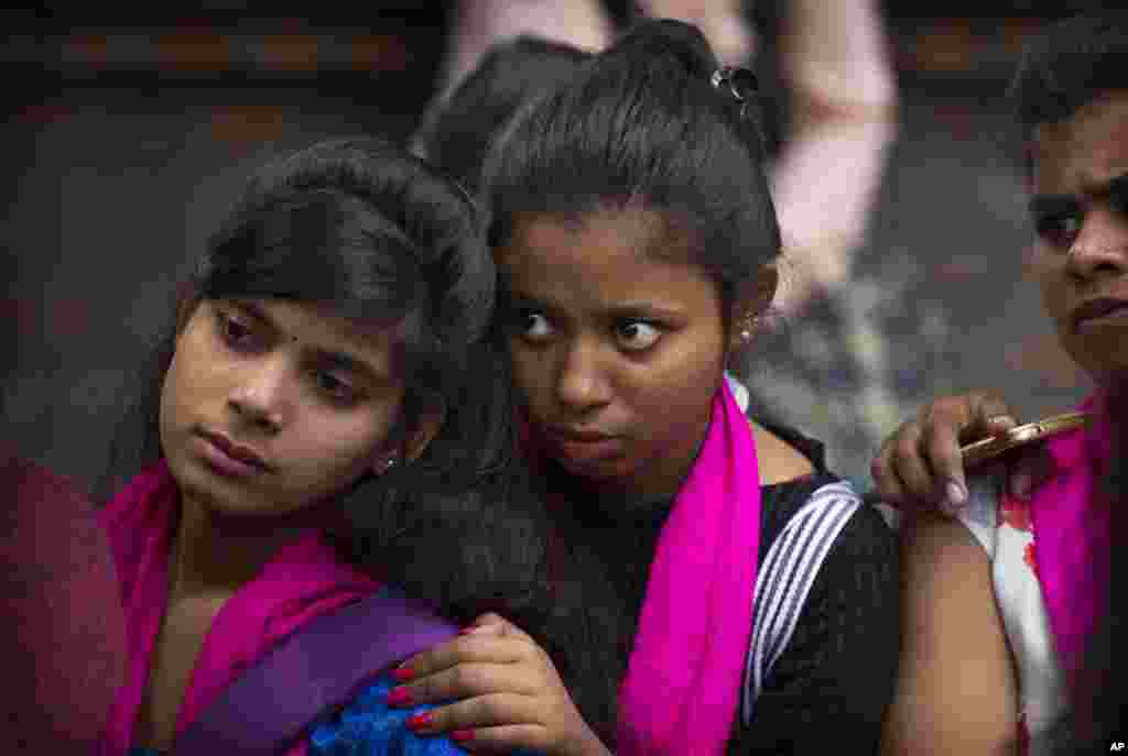 Hindistan&#39;da kadınlara karşı şiddeti konu alan bir tiyatro oyununda yer alan kadınlar