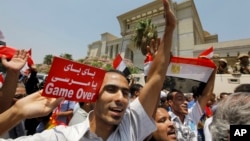 4일 이집트 카이로에서 시민들이 아들리 만수스 헌법재판소 소장의 임시 대통령 취임을 축하하는 행진을 하고 있다. 
