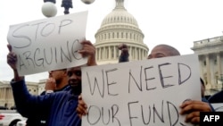 Противники частичного закрытия госучреждений протестуют у Конгресса США. Вашингтон, округ Колумбия. 9 октября 2013 г. 