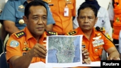 Ketua Basarnas Henry Bambang Soelistyo, memperlihatkan peta titik pencarian hilangnya pesawat Aviastar dalam konferensi pers di Makassar, Sulawesi Selatan (3/10).