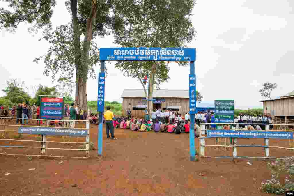 ទិដ្ឋភាពទូទៅនៃសាលាសហគមន៍ឈ្មោះថា «សាលាបឋមសិក្សាយឺនចាស់» ក្នុងភូមិយឺន ឃុំកក់ ស្រុកបរកែវ ខេត្តរតនគិរី កាលពីថ្ងៃទី១២ ខែធ្នូ ឆ្នាំ២០១៧។ (ហ៊ាន សុជាតា/ VOA)