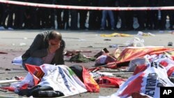 一名哭著的男子在土耳其安卡拉爆炸案現場看著死者屍體。