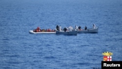 Thuyền nhân được hải quân Italia cứu ở Ðịa Trung Hải, 11/8/2015 (Ảnh: Hải quân Italia).