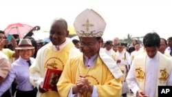 Archbishop Charles Maung Bo (ဗဟို) နဲ့ ကက်သလစ်ဘုန်းတော်ကြီးတွေနဲ့အတူ နှစ် ၅၀၀ ပြည့် ကက်သလစ်ဂျူဘလီပွဲ ကျင်းပစဉ်။ (နိုဝင်ဘာ ၂၃၊ ၂၀၁၄)