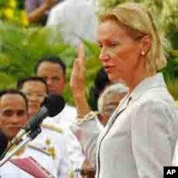 ຜູ້ພິພາກສາສານອາຍານາໆຊາດ ທີ່ດໍາເນີນຄະດີ ພວກຂະເໝນແດງໃນກໍາປູເຈຍ ທ່ານນາງ Agnieszka Klonowiecka-Milart ສາບານໂຕ ເຂົ້າຮັບຕໍາແໜ່ງ ທີ່ພະລາດຊະວັງໃນນະຄອນ ຫລວງພະນົມເປັນ, ວັນທີ 3 ກໍລະກົດ 2006. (REUTERS/Chor Sokunthea)