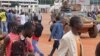 Nouvelles violences à Bangui, des élections "avant fin 2015"