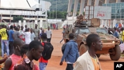 Des Casques Bleus français patrouillent à Bangui, 30 septembre 2015. (AP Photo)