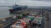 Dalam foto yang diambil pada 4 Maret 2021 ini tampak barisan kontainer yang tersusun di pelabuhan Felixstowe, Inggris. Perusahaan jasa pengiriman kargo asal Denmark AP Moller-Maersk mengatakan telah mengalihkan kapalnya dari pelabuhan tersebut. (Foto: AFP Ben Stansall)