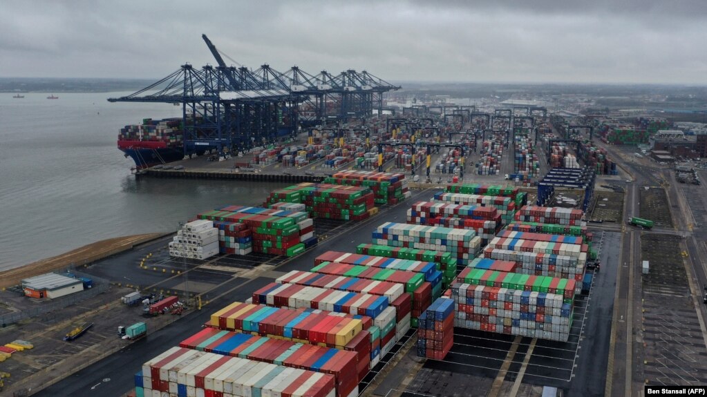 Dalam foto yang diambil pada 4 Maret 2021 ini tampak barisan kontainer yang tersusun di pelabuhan Felixstowe, Inggris. Perusahaan jasa pengiriman kargo asal Denmark AP Moller-Maersk mengatakan telah mengalihkan kapalnya dari pelabuhan tersebut. (Foto: AFP Ben Stansall)