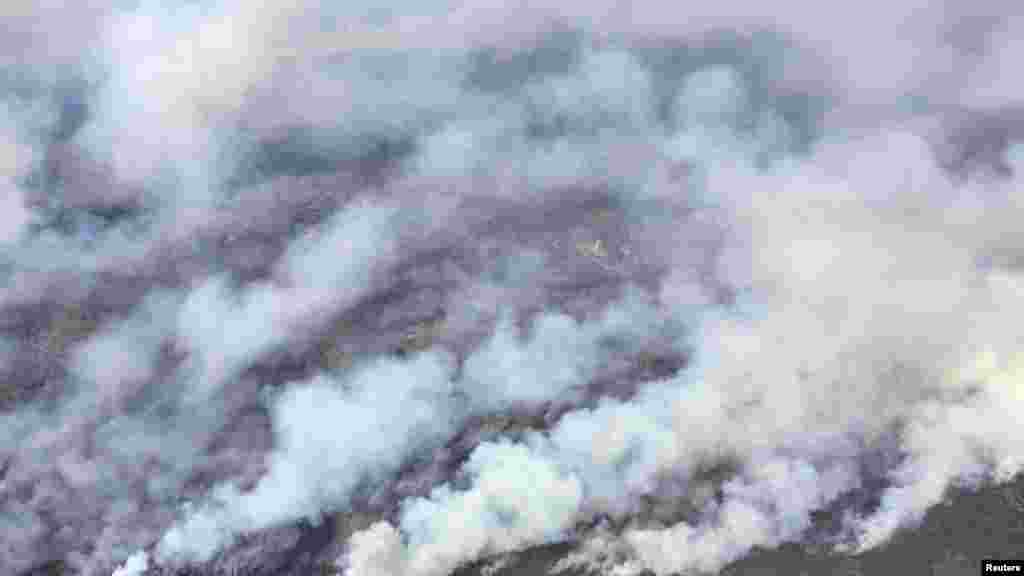 Une vue aérienne de l&#39;hélicoptère du premier ministre de Rachel Notley montre la fumée des feux de forêt de Fort McMurray, le 4 mai 2016.