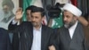 Presiden Iran Mahmoud Ahmadinejad bersama komandan Hezbollah, Sheik Nabil Kaouk (kanan) di Lebanon selatan, 14 Oktober 2010. Militer Israel mengatakan serangan udara pada Sabtu (28/9) menewaskan Nabil Kaouk. 