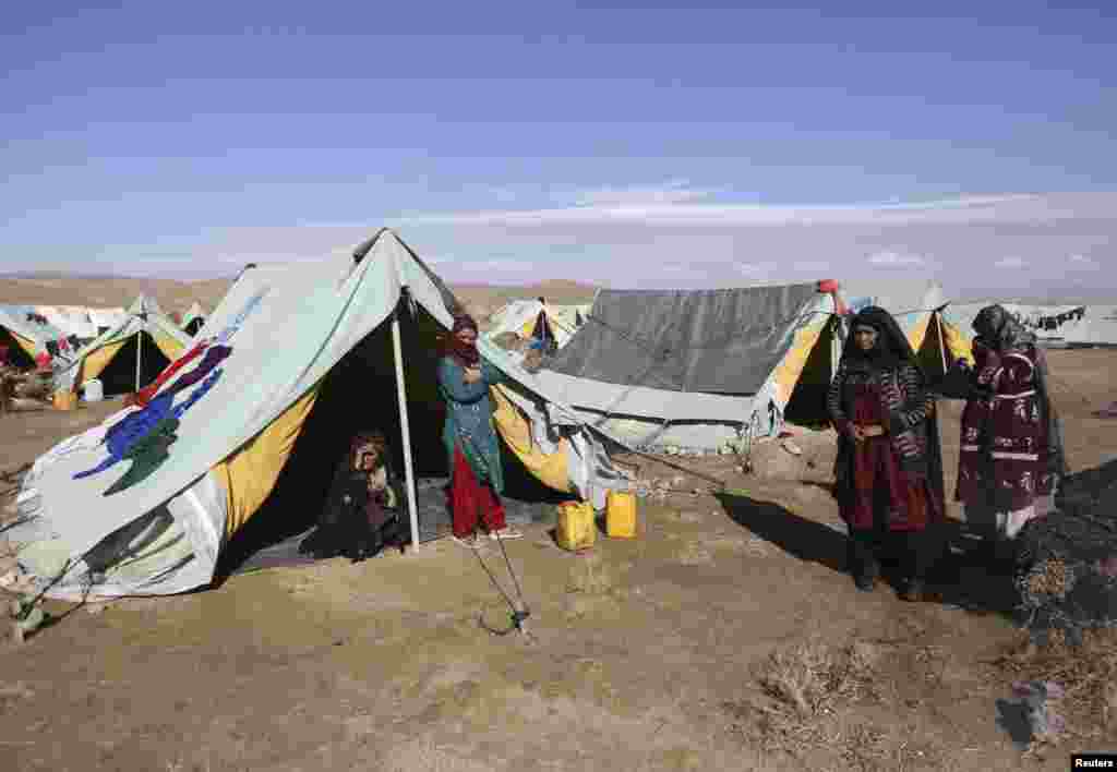 افغانستان کے مختلف علاقوں میں لڑائی کے باعث اندرون ملک نقل مکانی کرنے والے ہزاروں خاندان عارضی پناہ گاہوں میں مقیم ہیں۔