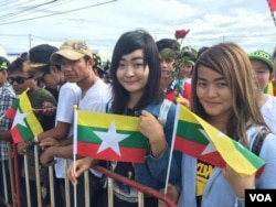 Admirers of Aung San Suu Kyi wait to see her during her trip to Thailand, June 23, 2016. (Z. Aung/VOA)