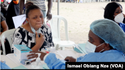 Une Gabonaise s'enregistre pour le vaccin contre le covid, à Libreville, le 30 août 2021. 