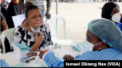 Une Gabonaise s'enregistre pour le vaccin contre le covid, à Libreville, le 30 août 2021.