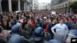 Des manifestants algériens face à la police, à Alger