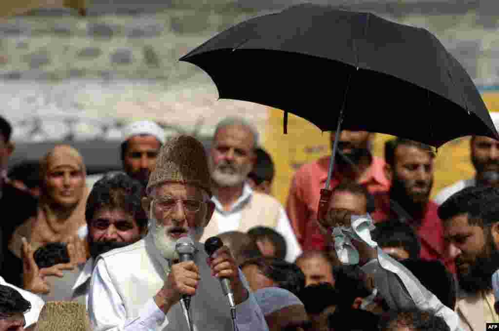 سید گیلانی نے 1950 میں کشمیریوں کی تحریکِ مزاحمت میں عملی طور پر حصہ لے کر سیاست کا باضابطہ آغاز کیا تھا۔