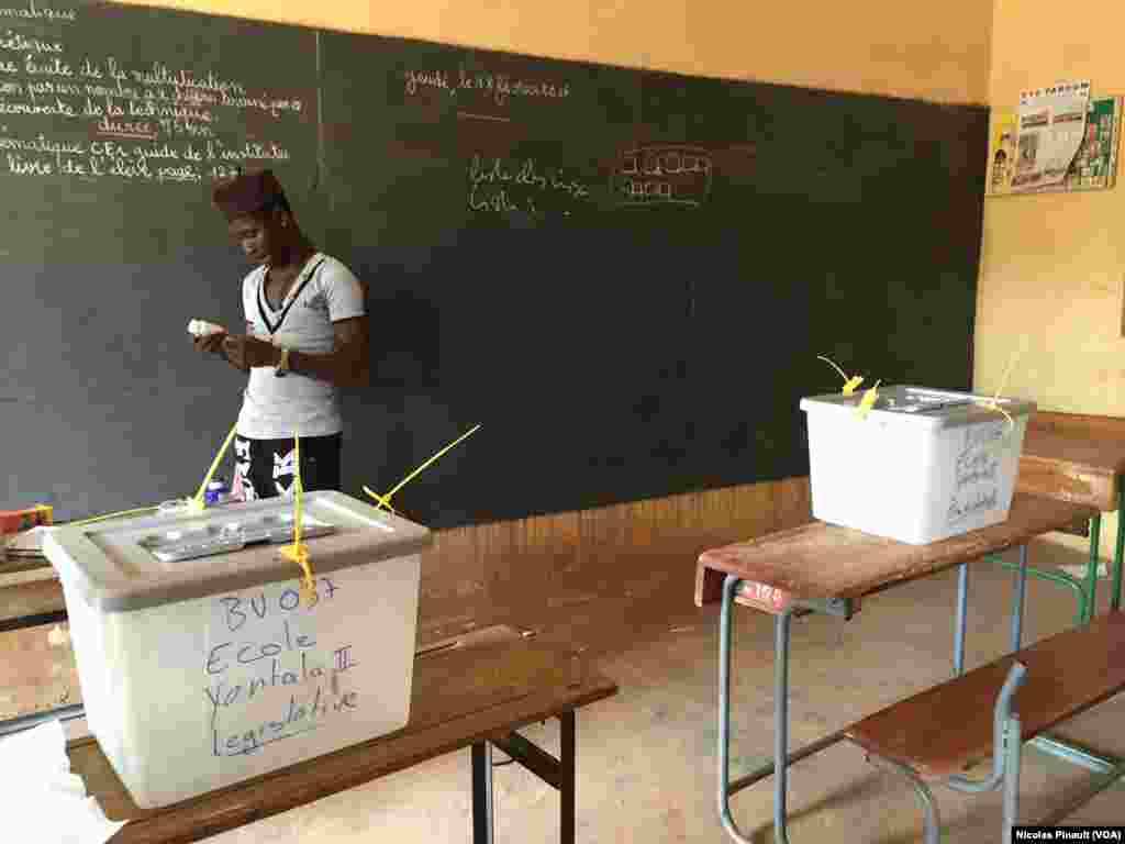 Au bureau de vote de l&#39;école Yantala Haut de Niamey, 21 février 2016 (VOA/Nicolas Pinault). Près de 7,5 millions d&#39;électeurs (sur 18 millions d&#39;habitants) sont inscrits pour ce scrutin présidentiel, couplé à des législatives.