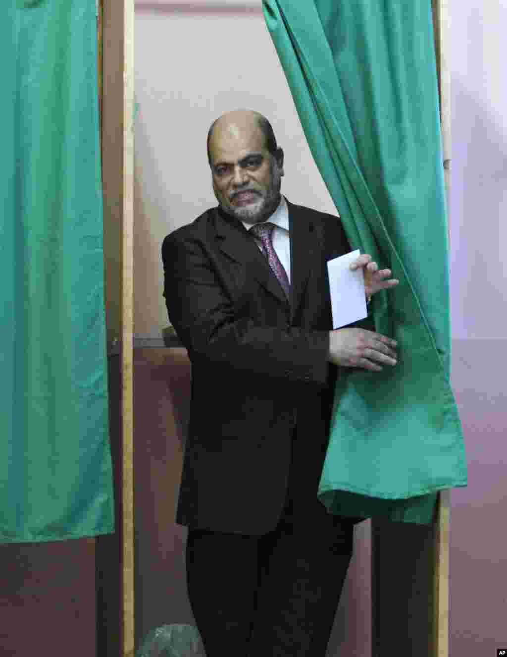 Aboudjera Soltani, the leader of the Islamist party Movement for a Society of Peace (MSP), which is part of the Algerie Verte (Green Algeria) alliance, prepares to cast his ballot. 