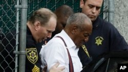 Bill Cosby sale después de su audiencia de sentencia en el tribunal del condado de Montgomery, el 25 de septiembre de 2018, en Norristown, Pensilvania.