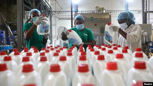 Công nhân kiểm tra thuốc rửa tay sát khuẩn tại nhà máy của công ty Conmart ở vùng ngoại ô Lagos, Nigeria, ngày 19/3/2020.