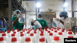 Des employés inspectent la production de désinfectants pour les mains dans l'usine de Cormart pour prévenir la propagation de la maladie à coronavirus (COVID-19), à la périphérie de Lagos, au Nigéria, le 19 mars 2020. REUTERS / Temilade Adelaja