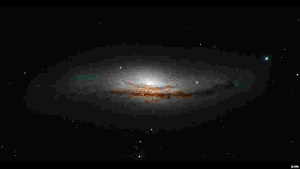 미 항공우주국 허블망원경으로 촬영한 나선형 은하수. 1억5천만 광년 거리에 있는 이 은하수는 천칭자리에 속하며 아름다운 먼지 띠와 밝은 중심을 가진 것이 특징이다. 