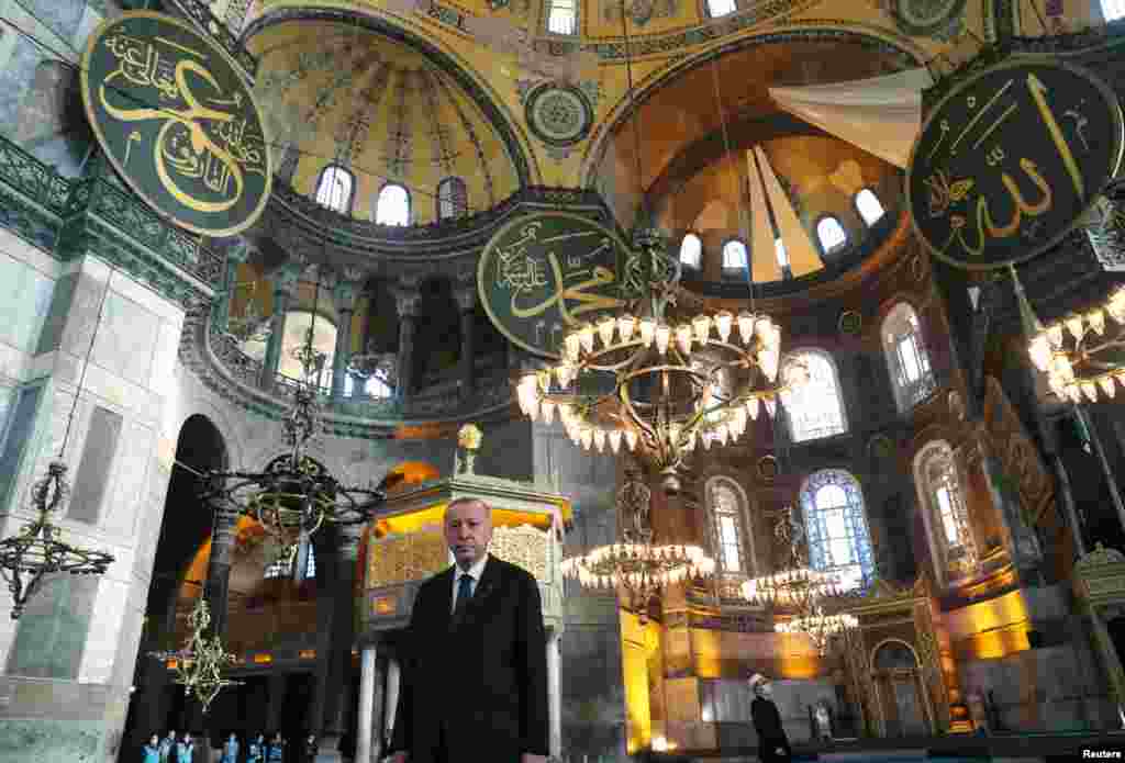 جولائی میں ترکی کے صدر رجب طیب اردوان نے آیا صوفیہ کو دوبارہ مسجد میں تبدیل کرنے کا باقاعدہ اعلان کیا۔ آیا صوفیہ کو 1934 میں میوزیم میں تبدیل کیا گیا تھا۔