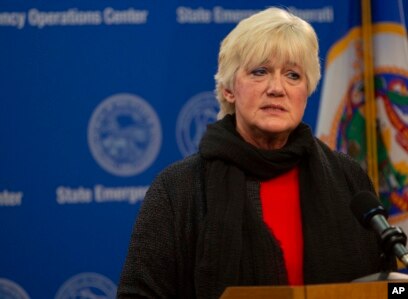 Mary Turner, perawat ICU dan presiden dari Asosiasi Perawat Minnesota (MN Nurses Association), menjelaskan kondisi kerja di rumah sakit saat konferensi pers di St. Paul, Minn. (Foto: dok).