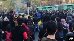Les Iraniens manifestent depuis 5 jours contre la vie chère à Téhéran.