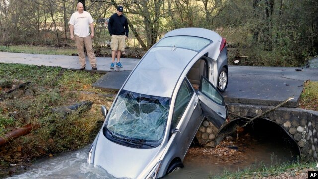 Varias viviendas y automóviles quedaron dañados debido a las inundaciones provocadas por las tormentas durante el fin de semana navideño.